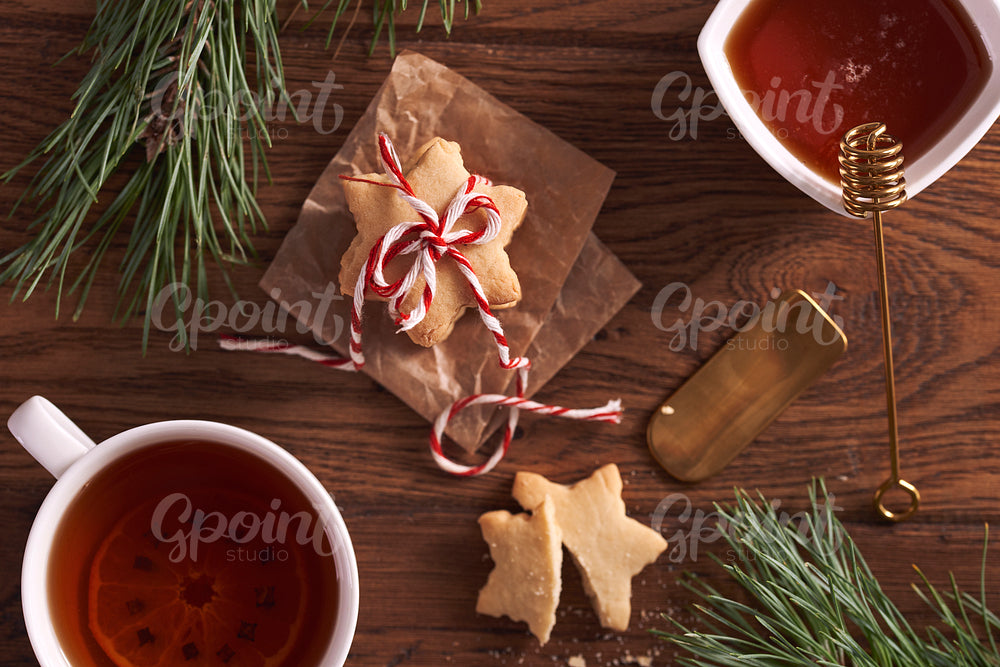Gingerbread cookies and hot tea with lemon and honey