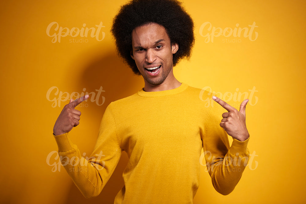 Afroamerican in yellow pointing at himself
