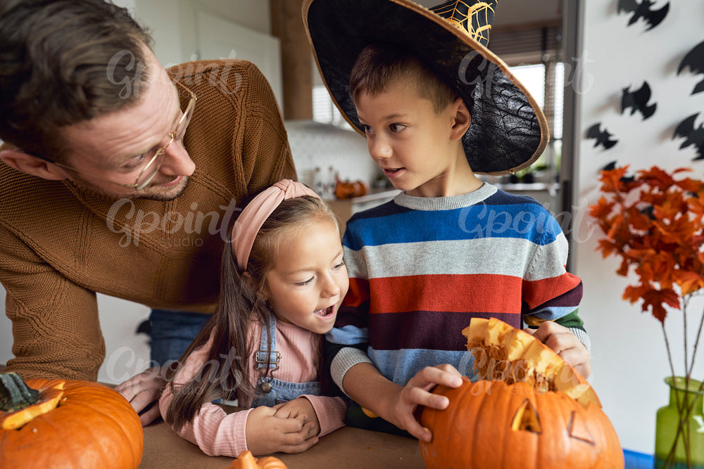 Man with kids preparing to Halloween 