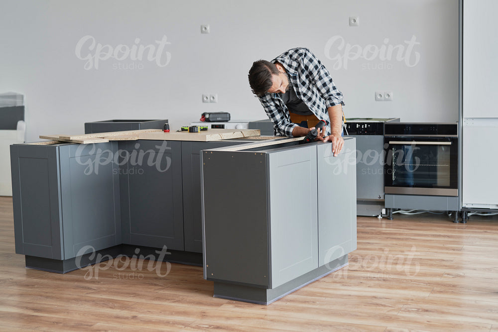 Carpenter mounting kitchen furniture