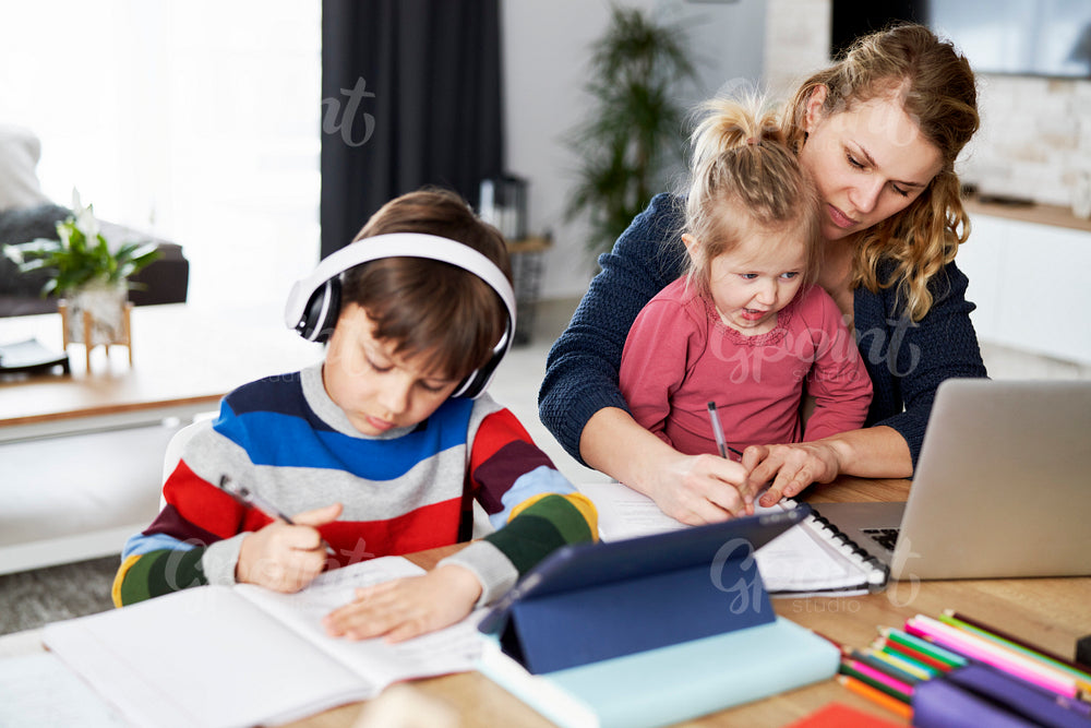 Mom tries to work while homeschooling