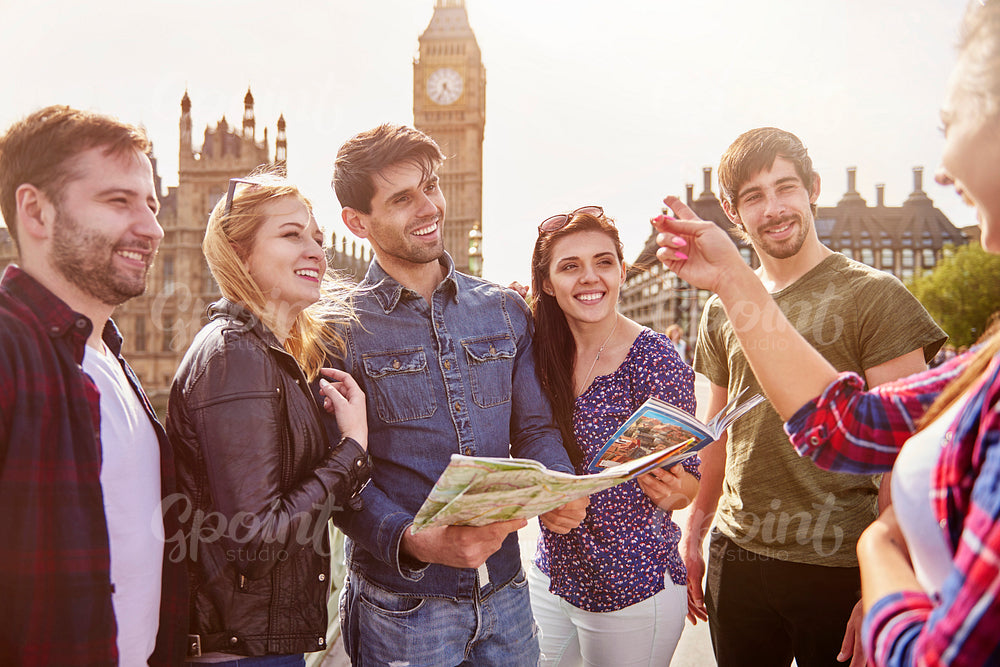 Group of friends against the Big Ben