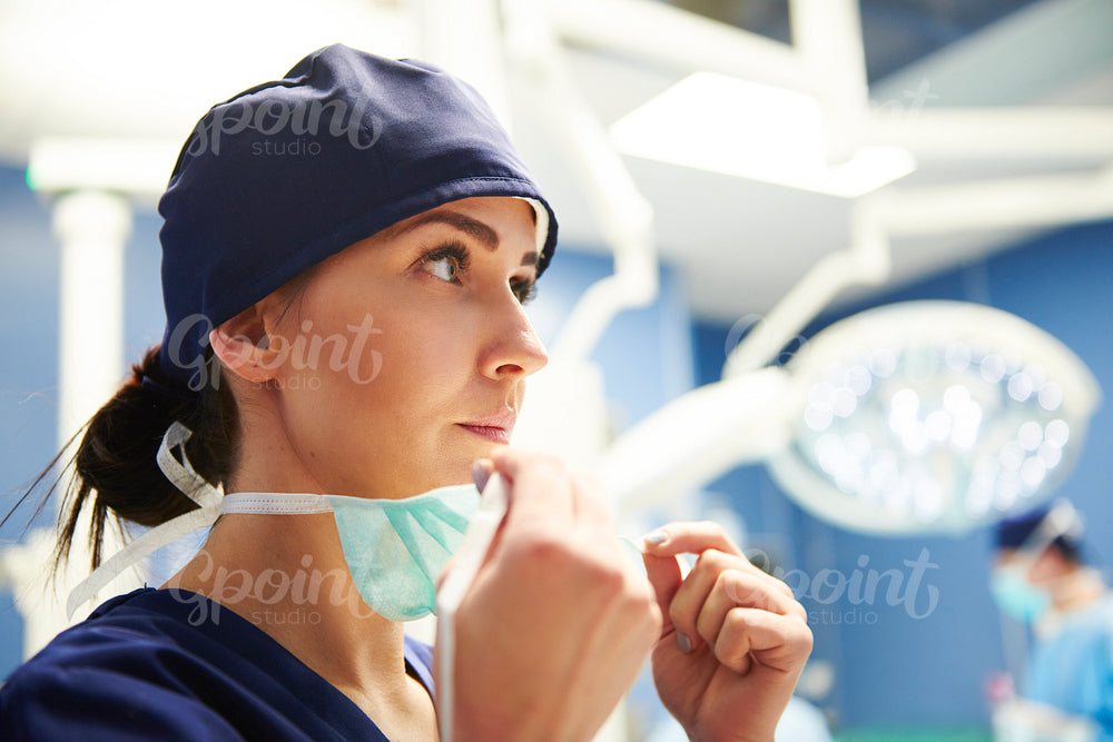 Female surgeon preparing for the operation