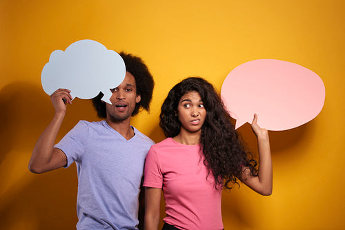 Afroamerican couple with speech bubbles