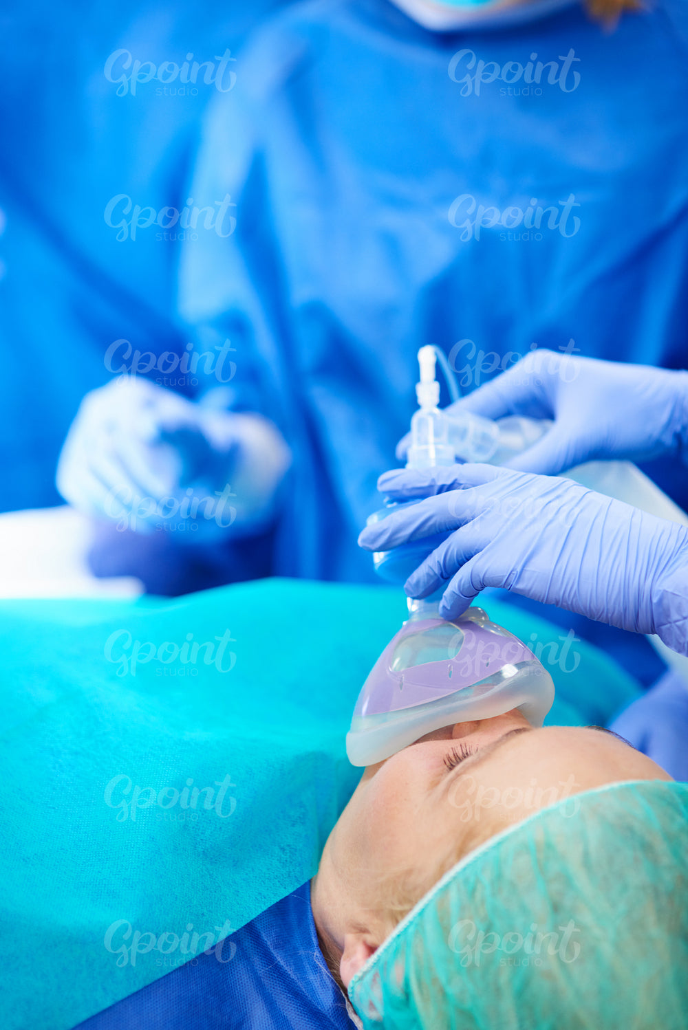 Mask with oxygen for the operated woman