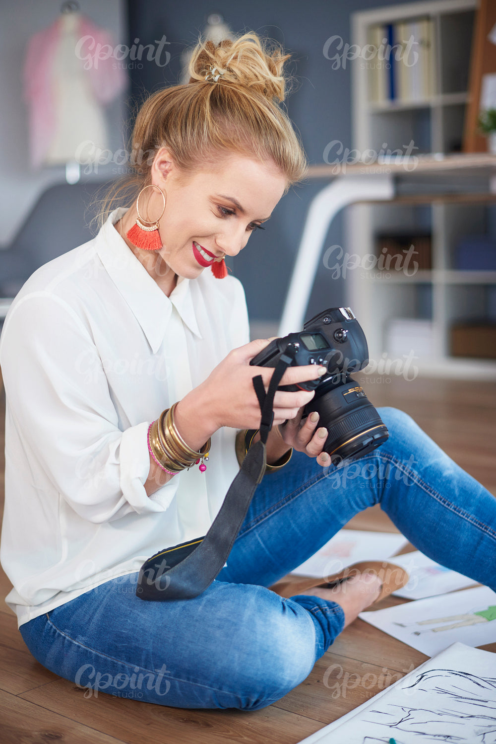 Woman browsing right pictures from session