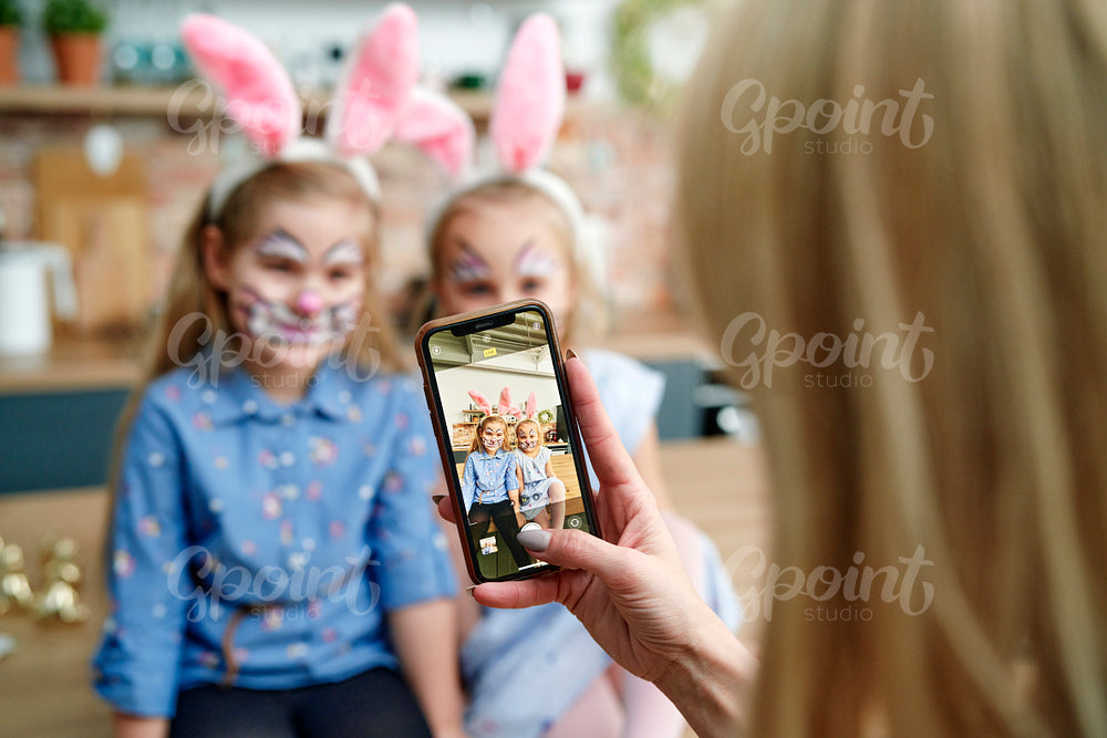 Mother takes photo of daughters dressed up as Easter bunnies