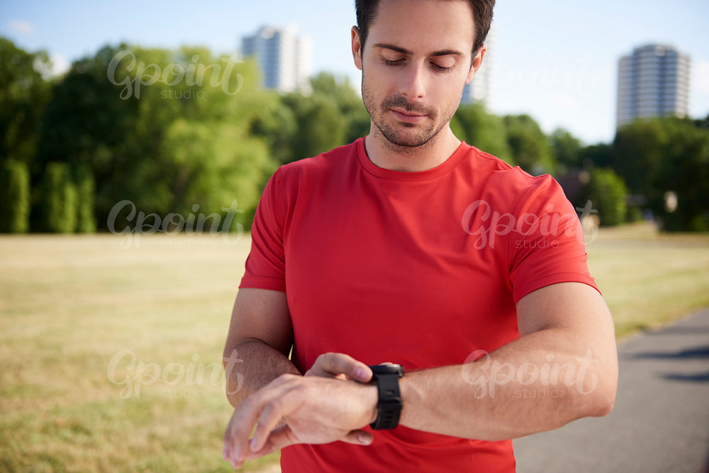 Man checking how many calories he burned after workout