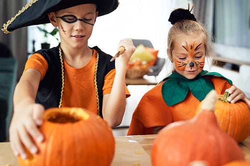 Kids prepare to Halloween's party