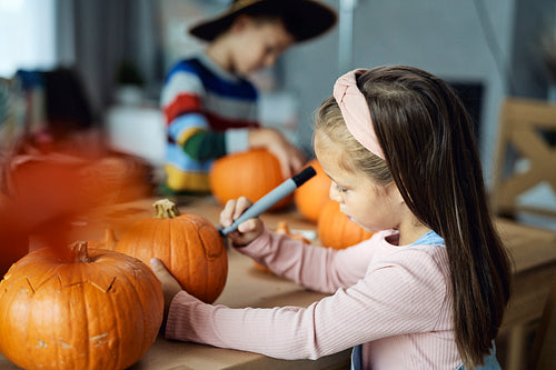 Kids prepare pumpkins to Halloween's party