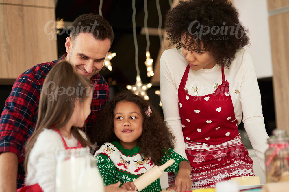 Children aid their parents in make cookies