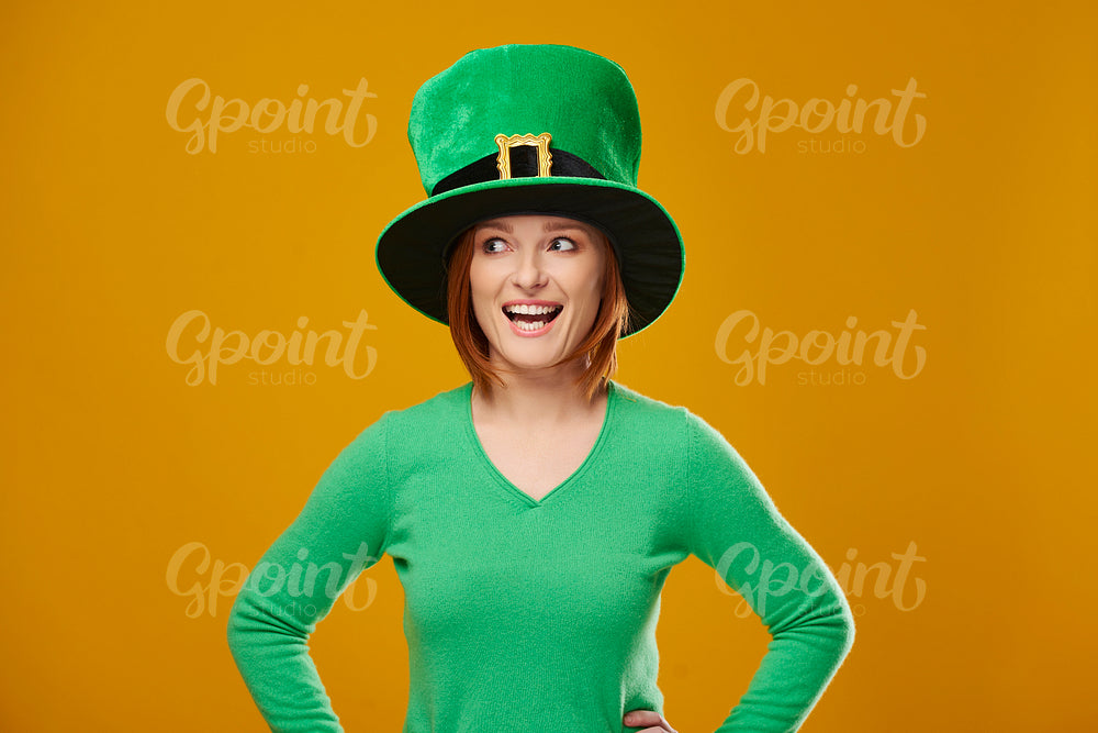 Screaming woman with leprechaun's hat looking at copy space