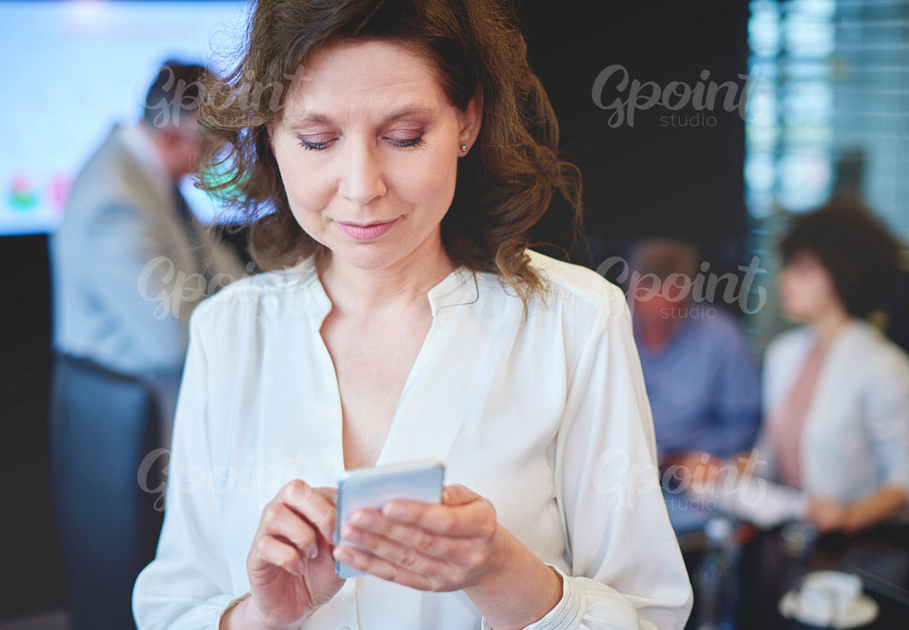 Business woman browsing on the cell phone