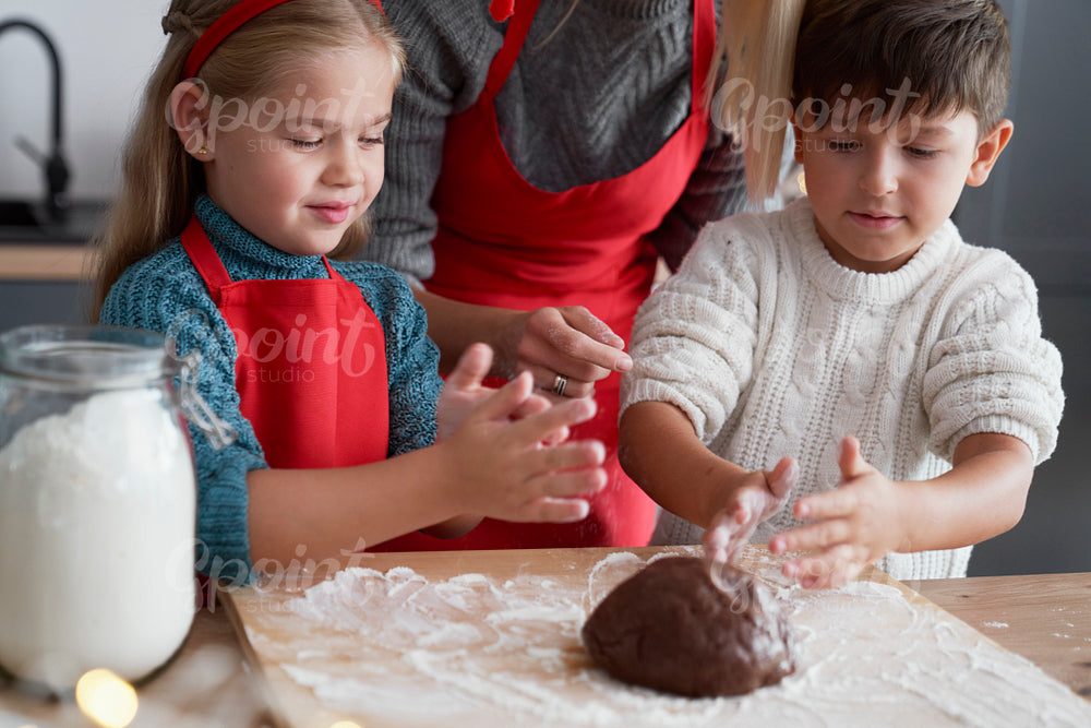 Children as great helpers in baking gingerbread cookies
