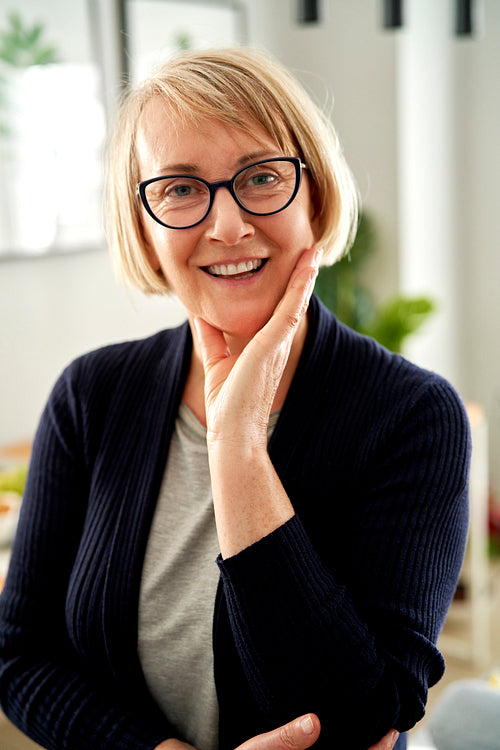 Portrait of mature woman in eyeglasses