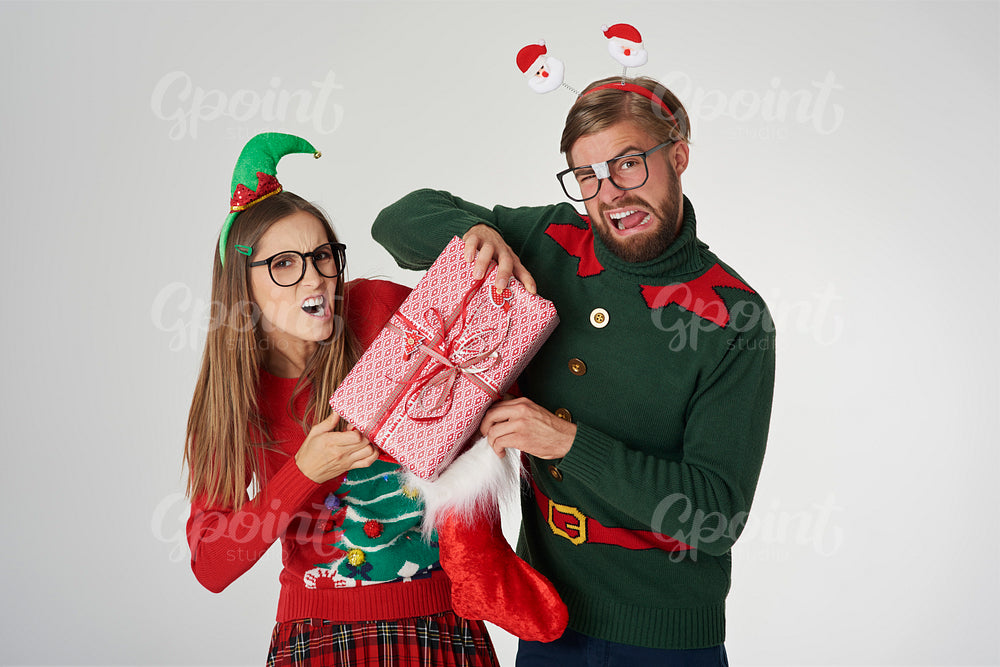 Nerd couple fight for Christmas present
