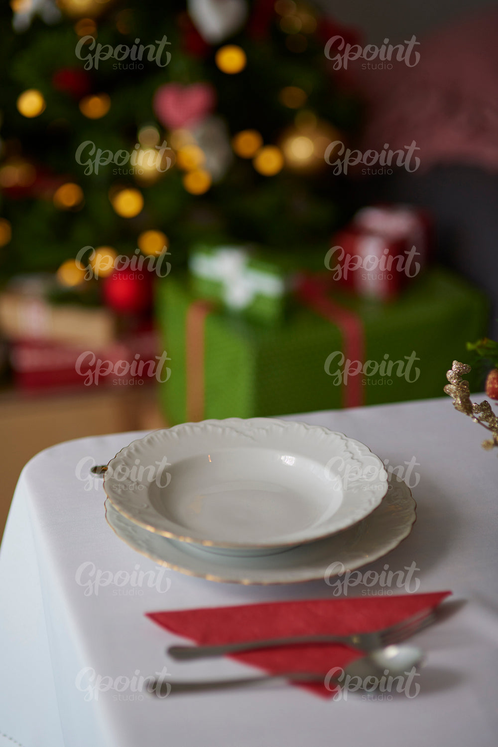 Empty plate for unknown guest